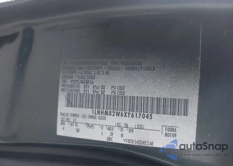 1999 Lincoln Town Car Signature z USA, uszkodzony, nr VIN 1LNHM82W6XY617045